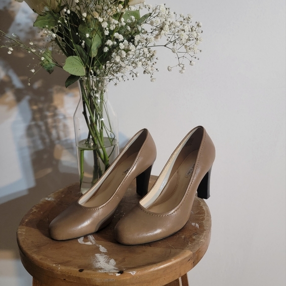 Jones New York heels very comfortable tan great condition - Picture 6 of 12